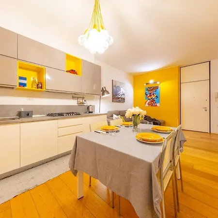 Elegant And Spacious 2bdr, 5 Min Station Mediolan