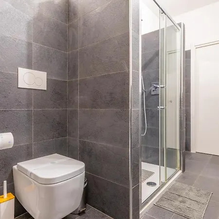 Elegant And Spacious 2bdr, 5 Min Station Apartament Mediolan